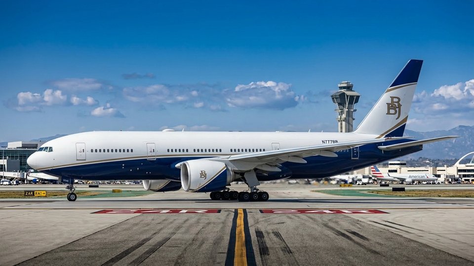 VIP-бизнес-лайнер Boeing BBJ в полёте